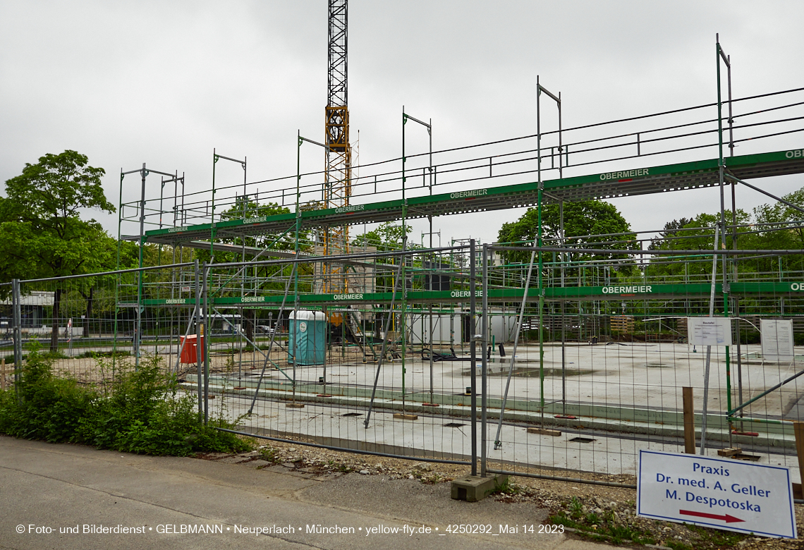 14.05.2023 - Ein Kran für die Baustelle Haus für Kinder in Neuperlach